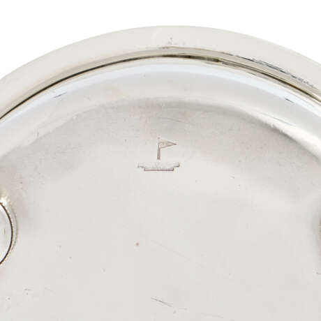 A PAIR OF ROYAL GEORGE V SILVER VEGETABLE DISHES, LINERS AND COVERS - photo 6