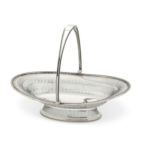 A GEORGE V ROYAL SILVER BREAD BASKET - photo 2 A GEORGE V ROYAL SILVER BREAD BASKET - photo 2