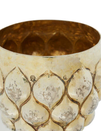 COUPE ET SON COUVERCLE ALLEMANDS DITE 'TRAUBENPOKAL' EN ARGENT ET VERMEIL - фото 2