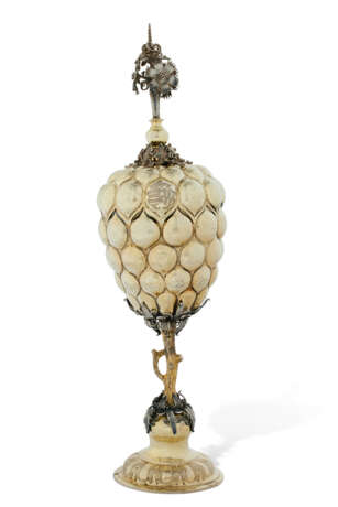 COUPE ET SON COUVERCLE ALLEMANDS DITE 'TRAUBENPOKAL' EN VERMEIL ET ARGENT - фото 1