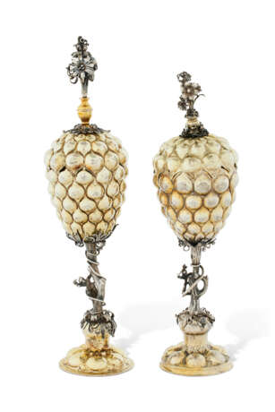 DEUX COUPES ET LEURS COUVERCLES DITES TRAUBENPOKAL EN VERMEIL ET ARGENT ALLEMAND - фото 1