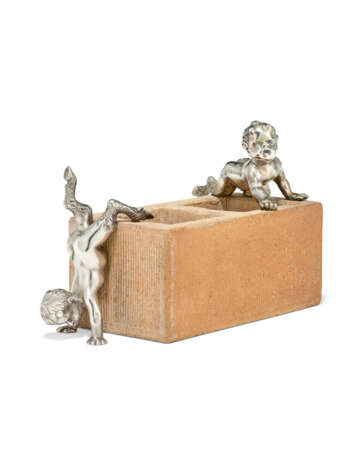 A SILVER-MOUNTED CLAY BRICK MATCH HOLDER - Foto 2 A SILVER-MOUNTED CLAY BRICK MATCH HOLDER - Foto 2