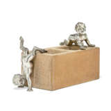 A SILVER-MOUNTED CLAY BRICK MATCH HOLDER - Foto 2