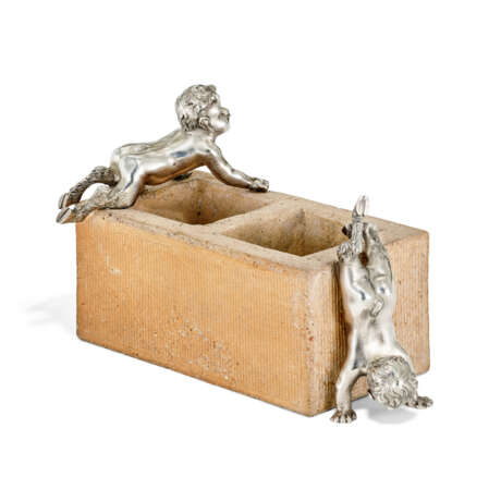 A SILVER-MOUNTED CLAY BRICK MATCH HOLDER - Foto 3 A SILVER-MOUNTED CLAY BRICK MATCH HOLDER - Foto 3