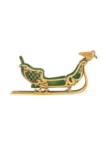 A RARE JEWELLED GOLD-MOUNTED NEPHRITE MINIATURE MODEL OF A SLEIGH - Foto 4 A RARE JEWELLED GOLD-MOUNTED NEPHRITE MINIATURE MODEL OF A SLEIGH - Foto 4