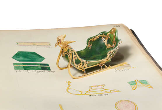 A RARE JEWELLED GOLD-MOUNTED NEPHRITE MINIATURE MODEL OF A SLEIGH - Foto 2 A RARE JEWELLED GOLD-MOUNTED NEPHRITE MINIATURE MODEL OF A SLEIGH - Foto 2