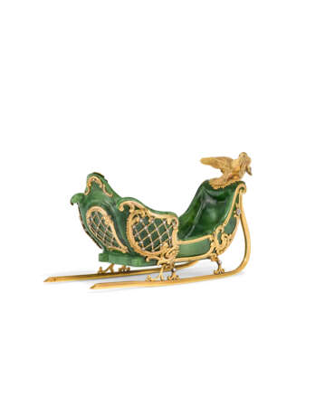 A RARE JEWELLED GOLD-MOUNTED NEPHRITE MINIATURE MODEL OF A SLEIGH - Foto 5 A RARE JEWELLED GOLD-MOUNTED NEPHRITE MINIATURE MODEL OF A SLEIGH - Foto 5