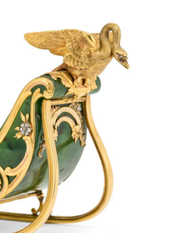 A RARE JEWELLED GOLD-MOUNTED NEPHRITE MINIATURE MODEL OF A SLEIGH - Foto 3 A RARE JEWELLED GOLD-MOUNTED NEPHRITE MINIATURE MODEL OF A SLEIGH - Foto 3
