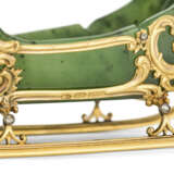 A RARE JEWELLED GOLD-MOUNTED NEPHRITE MINIATURE MODEL OF A SLEIGH - Foto 6