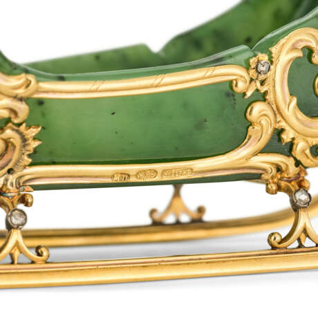 A RARE JEWELLED GOLD-MOUNTED NEPHRITE MINIATURE MODEL OF A SLEIGH - Foto 6 A RARE JEWELLED GOLD-MOUNTED NEPHRITE MINIATURE MODEL OF A SLEIGH - Foto 6