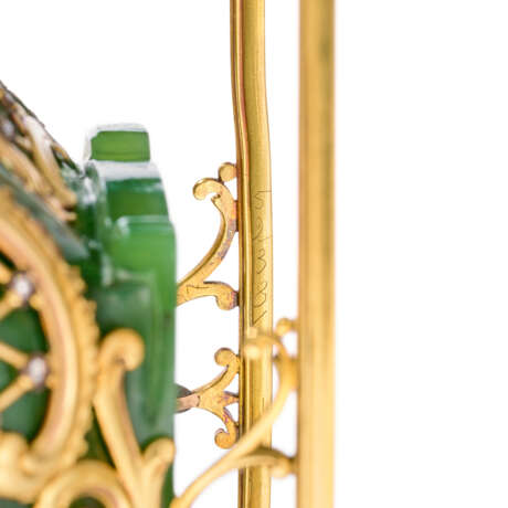 A RARE JEWELLED GOLD-MOUNTED NEPHRITE MINIATURE MODEL OF A SLEIGH - Foto 7 A RARE JEWELLED GOLD-MOUNTED NEPHRITE MINIATURE MODEL OF A SLEIGH - Foto 7