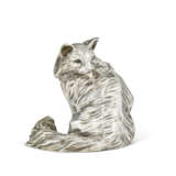 A GEM-SET SILVER BELL-PUSH IN THE FORM OF A CAT - Foto 1