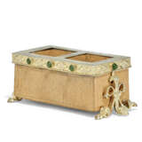 A GEM-SET SILVER-GILT MOUNTED CLAY BRICK MATCH HOLDER - Foto 1