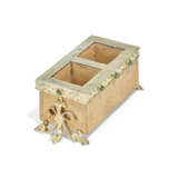 A GEM-SET SILVER-GILT MOUNTED CLAY BRICK MATCH HOLDER - Foto 2