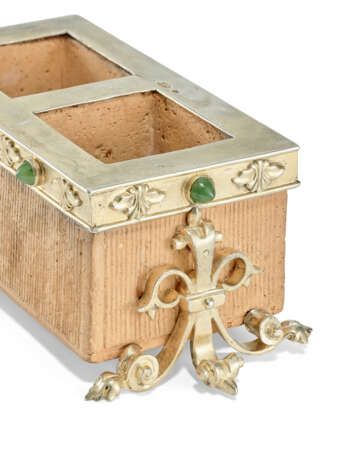 A GEM-SET SILVER-GILT MOUNTED CLAY BRICK MATCH HOLDER - Foto 3 A GEM-SET SILVER-GILT MOUNTED CLAY BRICK MATCH HOLDER - Foto 3