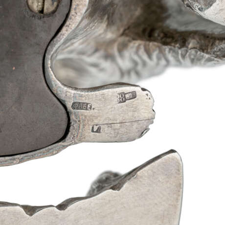 A GEM-SET SILVER BELL-PUSH IN THE FORM OF A CAT - Foto 4 A GEM-SET SILVER BELL-PUSH IN THE FORM OF A CAT - Foto 4