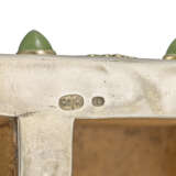 A GEM-SET SILVER-GILT MOUNTED CLAY BRICK MATCH HOLDER - Foto 5