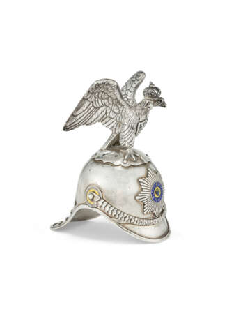 A SILVER AND ENAMEL CHARKA IN THE FORM OF A CHEVALIER GUARD HELMET - Foto 1 A SILVER AND ENAMEL CHARKA IN THE FORM OF A CHEVALIER GUARD HELMET - Foto 1