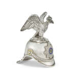 A SILVER AND ENAMEL CHARKA IN THE FORM OF A CHEVALIER GUARD HELMET - Foto 1