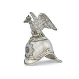 A SILVER AND ENAMEL CHARKA IN THE FORM OF A CHEVALIER GUARD HELMET - Foto 2