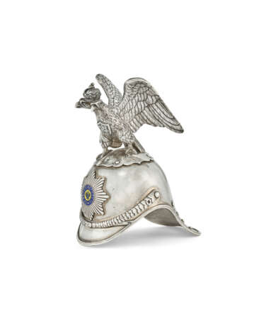 A SILVER AND ENAMEL CHARKA IN THE FORM OF A CHEVALIER GUARD HELMET - Foto 2 A SILVER AND ENAMEL CHARKA IN THE FORM OF A CHEVALIER GUARD HELMET - Foto 2