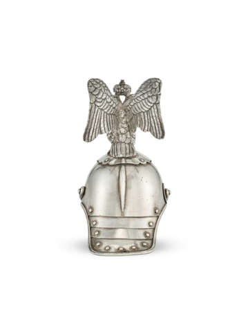 A SILVER AND ENAMEL CHARKA IN THE FORM OF A CHEVALIER GUARD HELMET - Foto 3 A SILVER AND ENAMEL CHARKA IN THE FORM OF A CHEVALIER GUARD HELMET - Foto 3