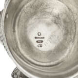 A SILVER AND ENAMEL CHARKA IN THE FORM OF A CHEVALIER GUARD HELMET - Foto 4