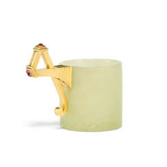 A JEWELLED GOLD-MOUNTED BOWENITE MINIATURE CUP