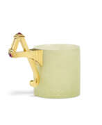 Посуда и сервировка стола. A JEWELLED GOLD-MOUNTED BOWENITE MINIATURE CUP