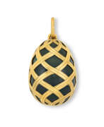 Neck jewellery. A GOLD-MOUNTED BLOODSTONE EGG LOCKET PENDANT