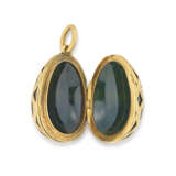 A GOLD-MOUNTED BLOODSTONE EGG LOCKET PENDANT - Foto 2