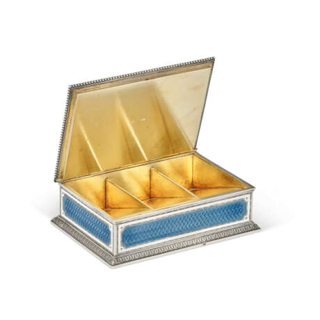 A PARCEL-GILT SILVER, GUILLOCHÉ AND CHAMPLEVÉ ENAMEL STAMP BOX - Foto 2 A PARCEL-GILT SILVER, GUILLOCHÉ AND CHAMPLEVÉ ENAMEL STAMP BOX - Foto 2