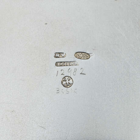 A PARCEL-GILT SILVER, GUILLOCHÉ AND CHAMPLEVÉ ENAMEL STAMP BOX - Foto 4 A PARCEL-GILT SILVER, GUILLOCHÉ AND CHAMPLEVÉ ENAMEL STAMP BOX - Foto 4