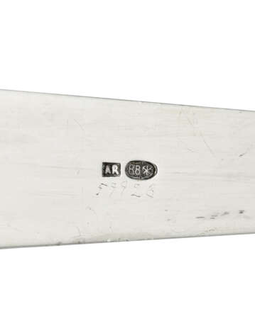 AN IMPERIAL GEM-SET SILVER-MOUNTED BOWENITE PAPER KNIFE - Foto 3 AN IMPERIAL GEM-SET SILVER-MOUNTED BOWENITE PAPER KNIFE - Foto 3