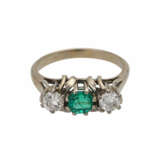 Ring mit einem Smaragd und 2 Diamanten, - photo 3