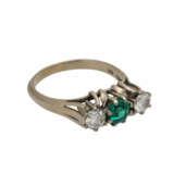 Ring mit einem Smaragd und 2 Diamanten, - Foto 4