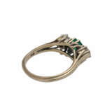 Ring mit einem Smaragd und 2 Diamanten, - Foto 5