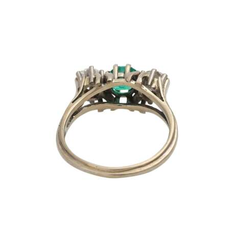 Ring mit einem Smaragd und 2 Diamanten, - фото 1