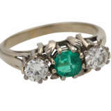 Ring mit einem Smaragd und 2 Diamanten, - photo 2