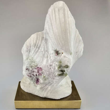 Kleine Marmorfigur mit in-situ Edelsteinkristallen… - Foto 1