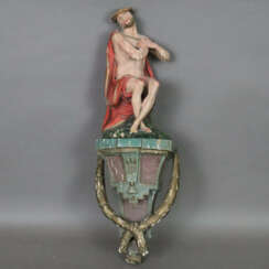 Sitzender Christus als Schmerzensmann mit Konsole-…