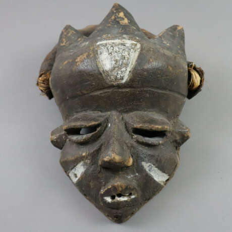 Gesichtsmaske aus Holz mit Raffiafrisur - West-Pen… - photo 1