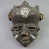 Gesichtsmaske aus Holz mit Raffiafrisur - West-Pen… - photo 1