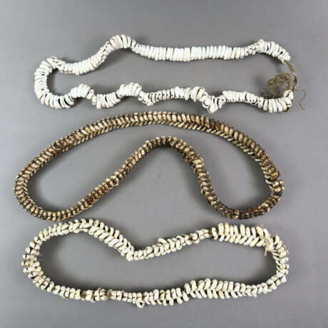 Drei schwere Muschelketten aus Kaurimuscheln - woh… - photo 1