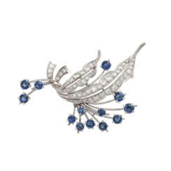 Brosche mit Saphiren in feiner Farbe zusammen ca. 1,5 ct, Brillanten u. Altschliff- Diamanten zusammen ca.1,0 ct,