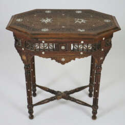 Beistelltisch in orientalischer Stilform, sog. "ma…