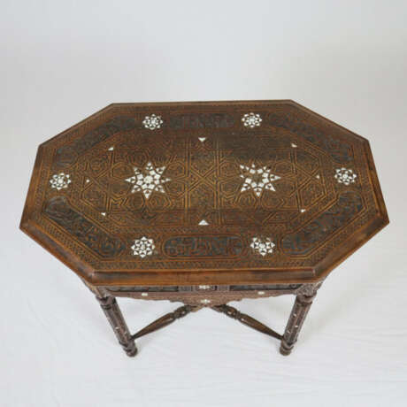 Beistelltisch in orientalischer Stilform, sog. "ma… - photo 2 Beistelltisch in orientalischer Stilform, sog. "ma… - photo 2