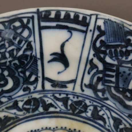 Blau-weißer Teller im Stil der „Kraak“-Waren - woh… - photo 2 Blau-weißer Teller im Stil der „Kraak“-Waren - woh… - photo 2
