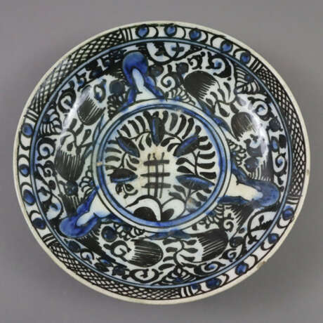 Fayence-Teller - Persien, 17./18.Jh., Fayence, sch… - photo 1 Fayence-Teller - Persien, 17./18.Jh., Fayence, sch… - photo 1