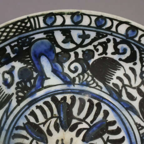 Fayence-Teller - Persien, 17./18.Jh., Fayence, sch… - photo 2 Fayence-Teller - Persien, 17./18.Jh., Fayence, sch… - photo 2